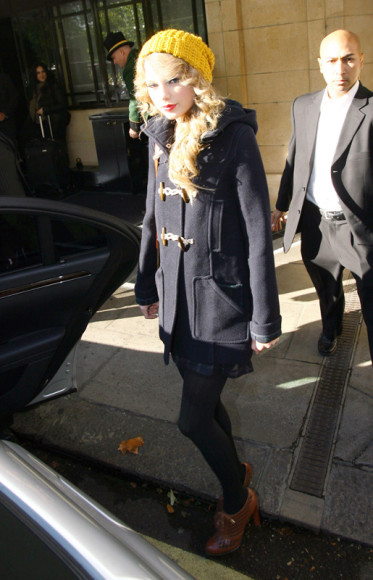 Taylor Swift's cute yellow oversized beanie