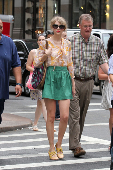 Taylor Swift's Cute Green Skirt and Blouse