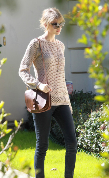 Cream crochet sweater, skinny jeans and tan bow bag