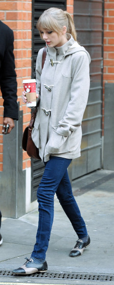 Grey toggle coat, skinny jeans and lace up shoes 