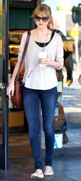 Skinny jeans, slouchy top and cream flats