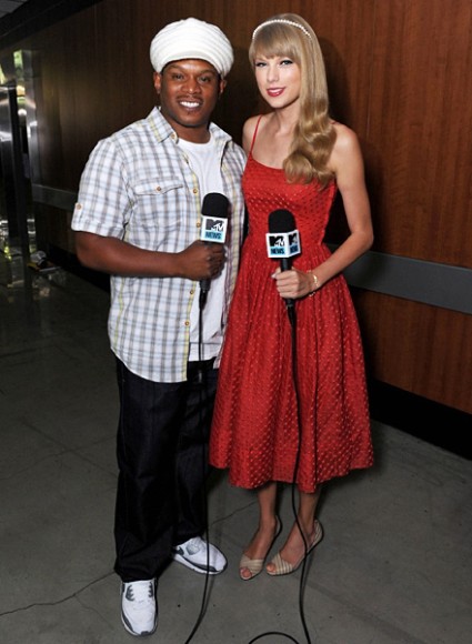 Taylor Swifts red dress from MTV rehearsals 2012