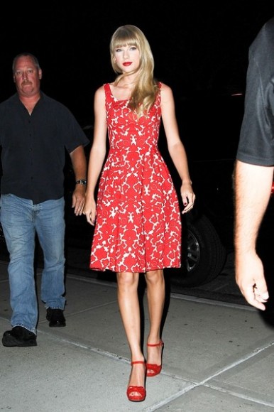 Taylor Swift's red and white dress on MTV