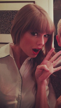 Taylor Swift's white shirt on Ellen October 2012
