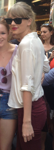 Taylor Swift's white roll sleeve shirt in Australia
