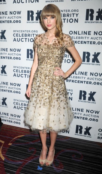 Taylor Swift's gold Oscar de la Renta dress