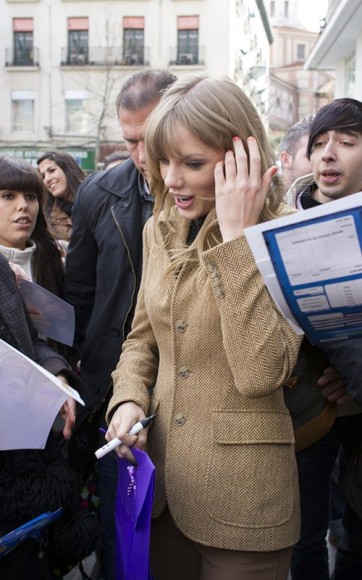 Taylor Swifts cream herringbone jacket in Spain