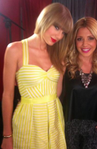 Taylor Swift's yellow striped dress on twitter pic